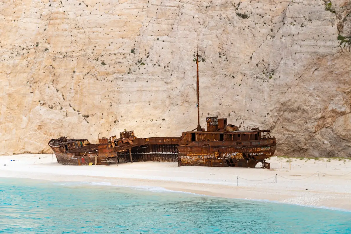The whole wreck on the white pebbles
